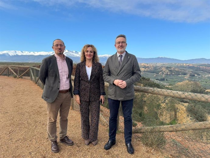 El delegado de Turismo en Granada, Fernando Egea; la diputada de Turismo, Marta Nievas, y el diputado de Fondos Europeos, Desarrollo, Industria y Empleo, Antonio Díaz, en el Geoparque de Granada.