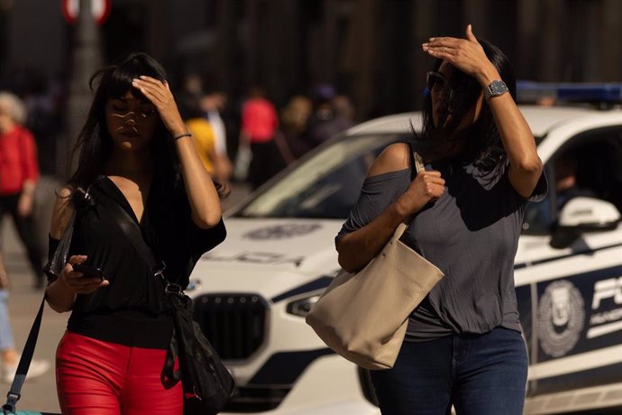 Archivo - Varias personas usan sus manos para taparse del sol, a 6 de octubre de 2023, en Madrid (España). Anomalías de altas temperaturas sin precedentes registradas a nivel global durante el mes de septiembre hacen que 2023 vaya camino de ser el año más