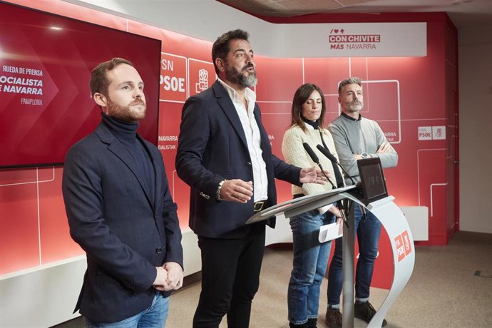 Archivo - El secretario de Organización del PSN, Ramón Alzórriz (2i), en una rueda de prensa con los concejales socialistas en el Ayuntamiento de Pamplona.