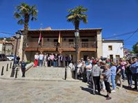 Chiloeches guarda un minuto de silencio entre la conmoción de sus vecinos por la muerte de una familia en el municipio