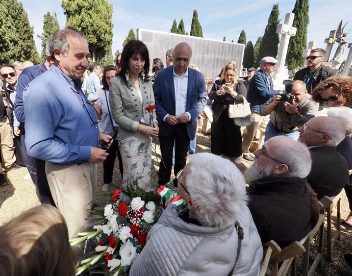La ministra de Igualdad, Ana Redondo, saluda a familiares de las víctimas en  el homenaje e inhumación de 199 víctimas del franquismo en el cementerio de El Carmen de Valladolid.
