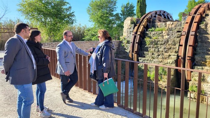 El portavoz del Partido Aragonés en las Cortes de Aragón, Alberto Izquierdo, en su visita a Velilla de Ebro, junto a la alcaldesa.