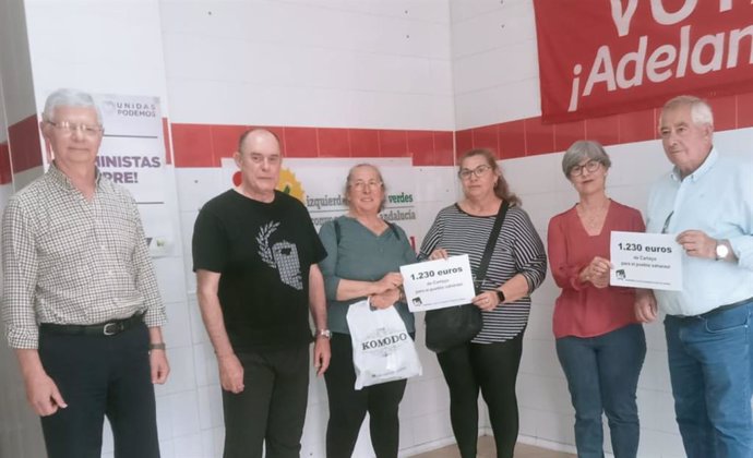 La Asamblea Local de Izquierda Unida de Cartaya con la donación a la Asociación de Amigos del Pueblo Saharaui.