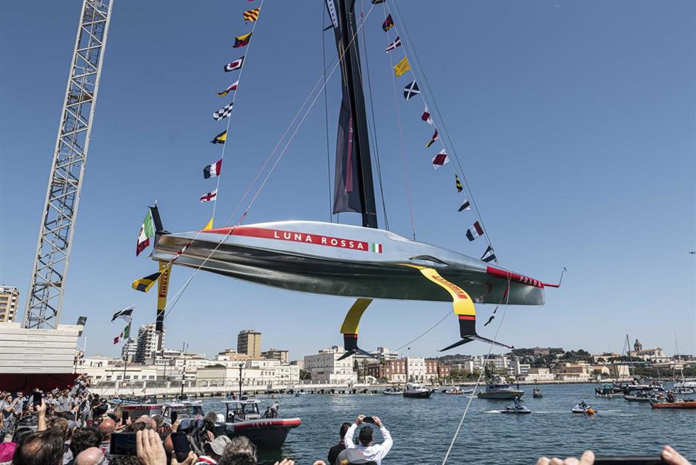 Luna Rossa Prada Pirelli bota su barco para la Louis Vuitton 37 America's Cup