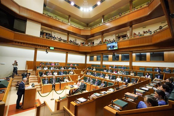 Archivo - Iñigo Urkullu interviniendo durante el pleno de Política General de la Legislatura del Gobierno vasco, en el Parlamento vasco, en Vitoria-Gasteiz, Álava (España).