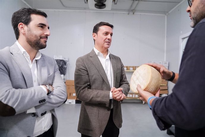 Javier Aureliano García en las instalaciones de Quesos de Monteagud, en Almería.