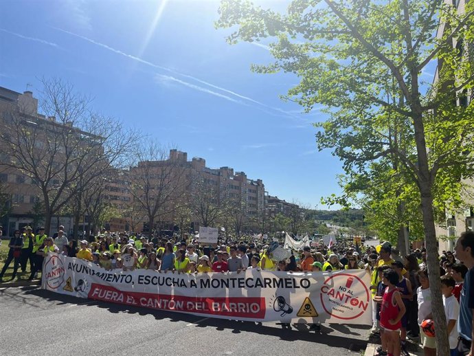 Más de un millar de personas se manifiestan en Montecarmelo contra el cantón: "Esto no es un basurero".