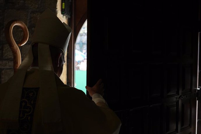 Cierre de la Puerta del Perdón, en el Monasterio de Santo Toribio de Liébana, que pone fin al Año Santo Jubilar Lebaniego.