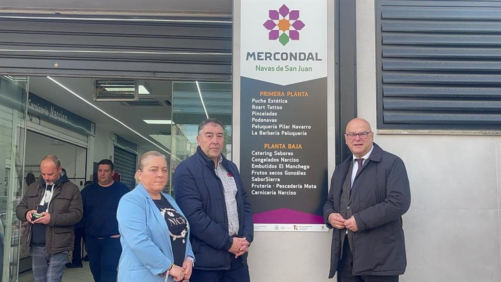 El subdelegado del Gobierno de España en Jaén, Manuel Fernández, en el mercado de abastos de Navas de San Juan
