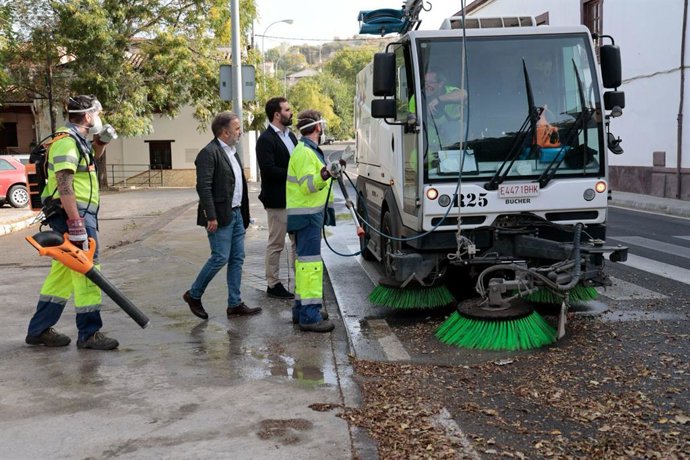 El viceportavoz del PSOE en el Ayuntamiento de Granada, Jacobo Calvo, con los servicios de limpieza de Granada