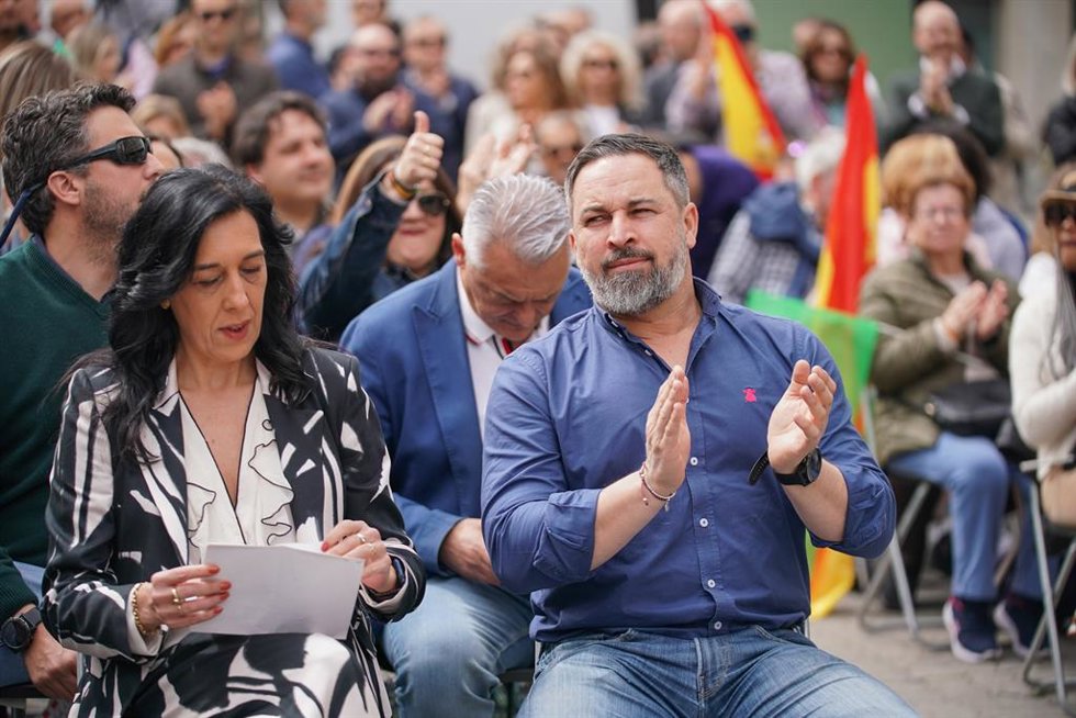 La candidata de VOX a Lehendakari, Amaia Martínez, y el presidente de VOX, Santiago Abascal, durante un acto electoral de su partido, en la Plaza del Arca, a 6 de abril de 2024, en Vitoria-Gasteiz, Álava, País Vasco (España). Abascal ha dado comienzo a 