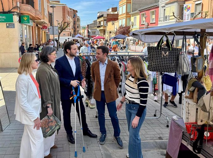 El presidente de la DPH, Isaac Claver, en la XVII Feria Multicisciplinar de Zaidín.