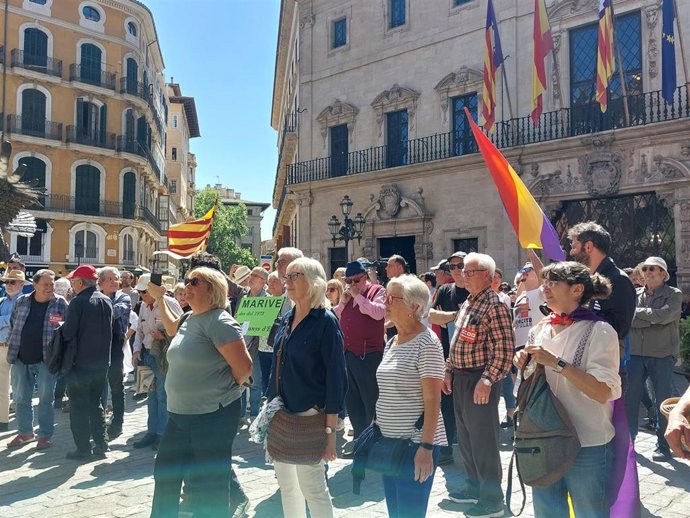 Unas 150 personas ensalzan en Palma la República y exigen a PP y Vox no derogar la Ley Balear de Memoria Democrática