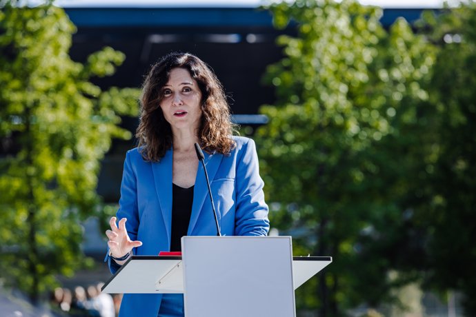 La presidenta de la Comunidad de Madrid, Isabel Díaz Ayuso, interviene durante la presentación de la escultura de Telefónica, en el Distrito Telefónica Edificio Central, a 15 de abril de 2024, en Madrid (España).