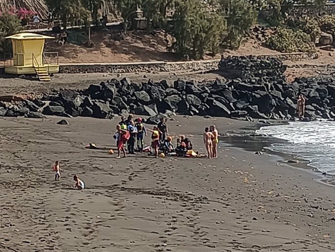 Bomberos de Gran Canaria del parque de Telde rescatan a dos personas en apuros en la playa de Hoya Pozuelo