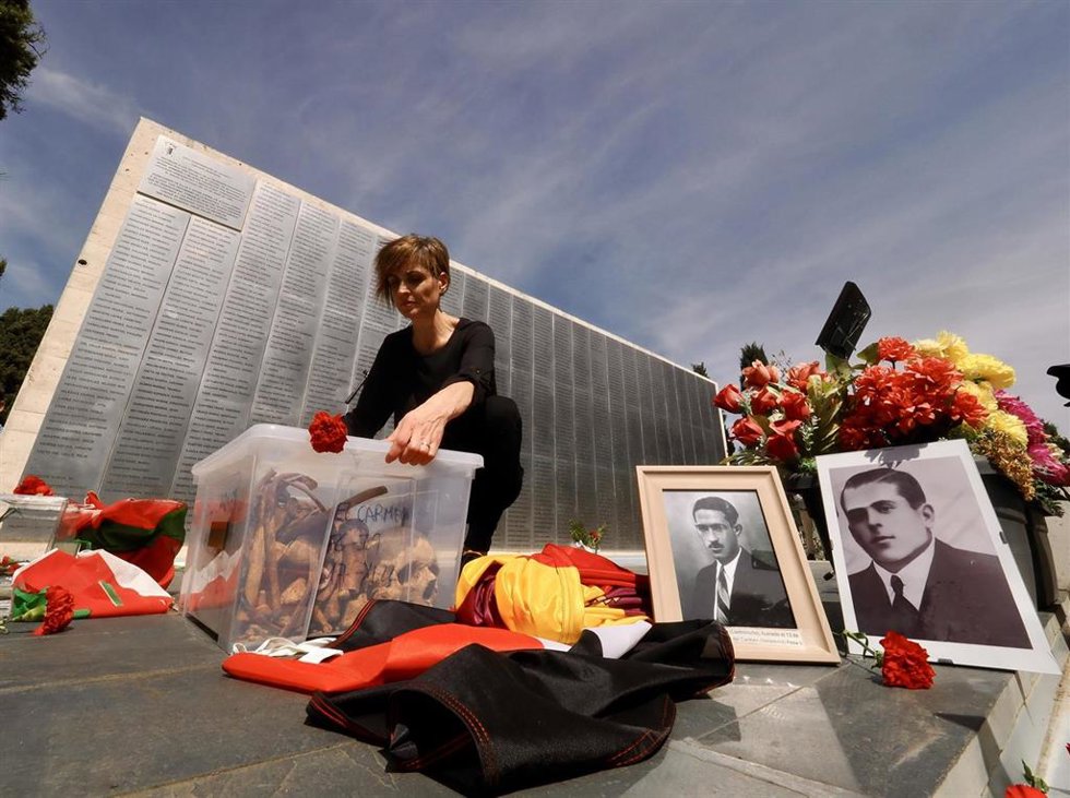 Fotos de víctimas del franquismo durante su homenaje e inhumación, en el cementerio de El Carmen de Valladolid, a 14 de abril de 2024, en Valladolid, Castilla y León (España).