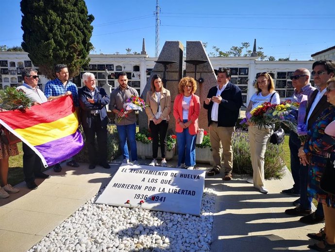 El PSOE de Huelva participa en un acto de conmemoración del Día de la República.