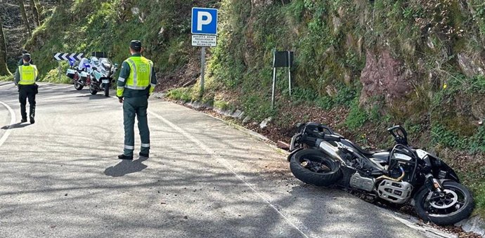 Agentes de la Guardia Civil junto a la motocicleta accidentada.