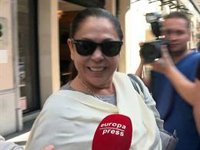 Isabel Pantoja abandona Madrid cargada de regalos de sus fans y con una sonrisa en su rostro tras su exitazo
