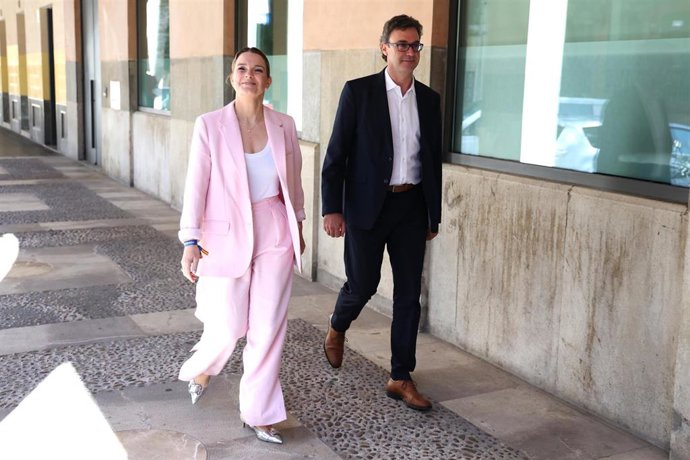 Archivo - La presidenta del Govern, Marga Prohens, junto al vicepresidente y conseller de Economía, Hacienda e Innovación, Antoni Costa. Archivo