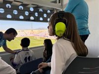 Niños con trastorno del espectro autista reciben un kit para disfrutar del partido Real Jaén-Torre del Mar