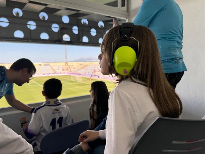 Quince niños con trastorno del espectro autista reciben un kit para disfrutar del partido Real Jaén - Torre del Mar.