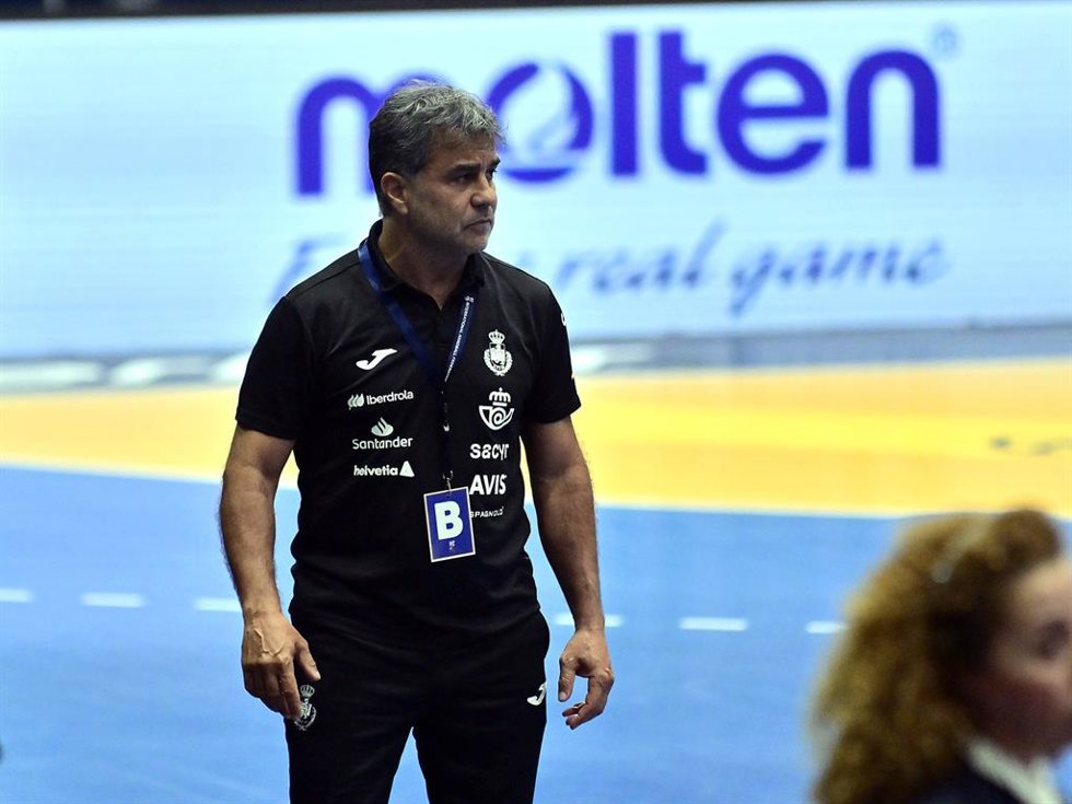 El seleccionador nacional de balonmano femenino, Ambros Martín, en el partido de las Guerreras contra Países Bajos en el Preolímpico de Torrevieja