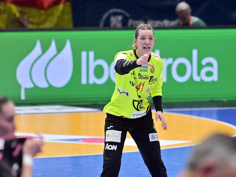 La portera de las Guerreras Nicole Wiggins en el partido entre España y Países Bajos del Preolímpico de balonmano de Torrevieja