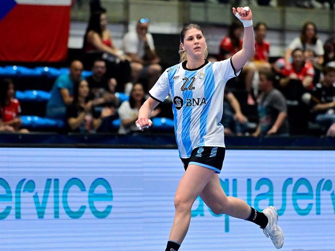 La jugadora argentina de balonmano Elke Karsten celebra un gol en el Preolímpico de Torrevieja