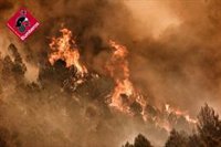 El incendio de Tàrbena quema 800 hectáreas en la Serra Ferrer y obliga a desalojar a 180 personas