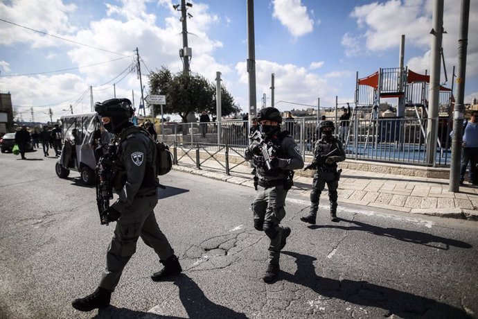 Archivo - February 9, 2024, Jerusalem, Israel: Members of the Israeli security forces seen walking on the street amid the the Friday noon prayer in the east Jerusalem neighbourhood of Ras al-Amud as age restrictions have been imposed to access the Al-Aqsa