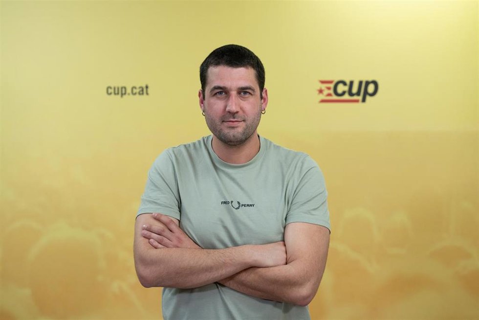 El candidato de la CUP por Lleida a las elecciones catalanas, Bernat Lavaquiol, posa tras la presentación de los candidatos a las elecciones catalanas del 12M, en la sede de la CUP, a 27 de marzo de 2024, en Barcelona, Catalunya (España).