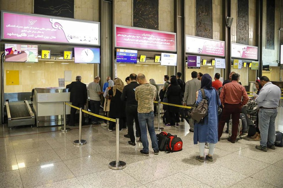 Archivo - Pasajeros en el Aeropuerto Internacional Mehrabad en la capital de Irán, Teherán (archivo)