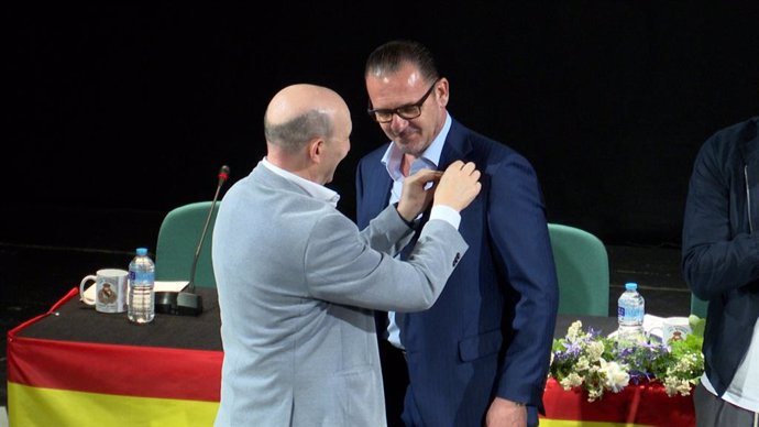 Pedja Mijatovic recibe la insigna de oro de la Peña Madridista El Nido