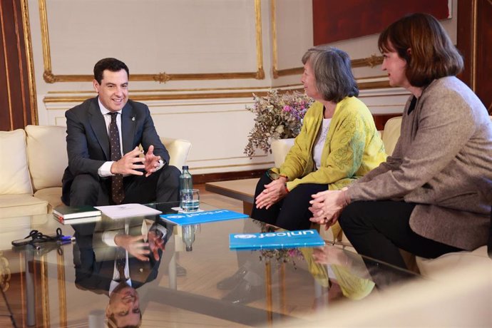 El presidente de la Junta de Andalucía, Juanma Moreno, se reúne en San Telmo con Claudia Zafra Mengual, presidenta de Unicef Andalucía. A 9 de abril de 2024, en Sevilla (Andalucía, España). (Foto de archivo).