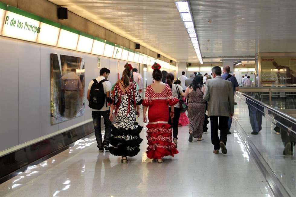 Archivo - Mujeres vestidas de flamenca utilizan el suburbano para ir al recinto ferial.