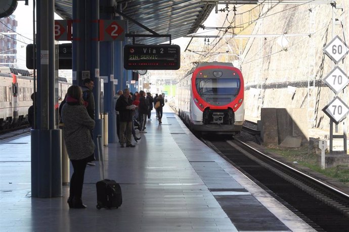 Archivo - Tren, trenes de Cercanías de Renfe en Madrid