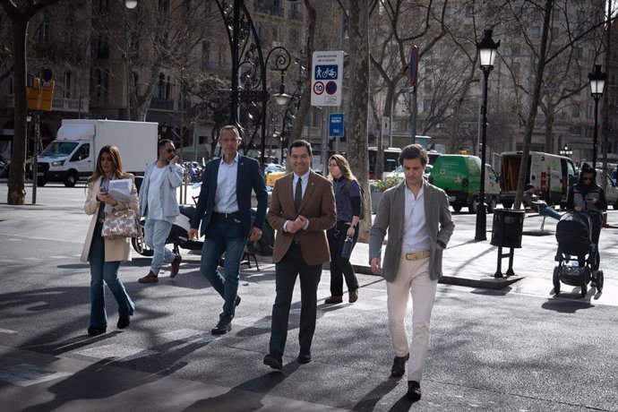 Archivo - El presidente de la Junta de Andalucía Juanma Moreno, llega a la inauguración la sede de la Delegación de Andalucía en Cataluña, en el Paseo de Gracia, a 17 de marzo de 2023, en Barcelona. (Foto de archivo).