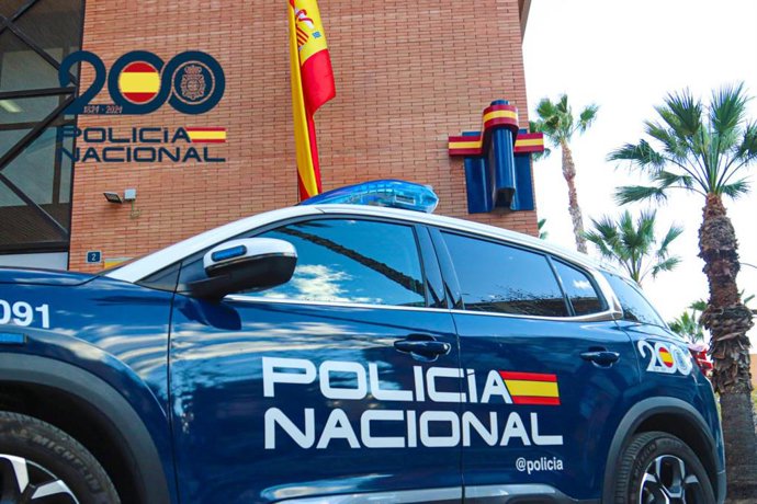 Vehículo de la Policía Nacional en la Comisaría Norte de Alicante