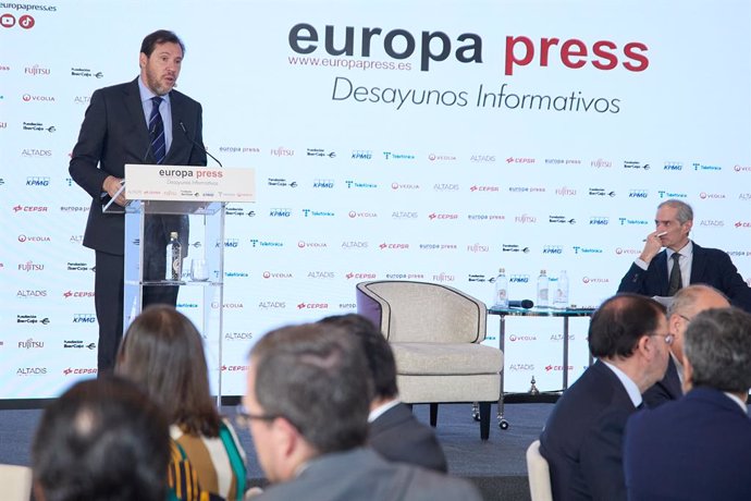 El ministro de Transportes y Movilidad Sostenible, Óscar Puente, interviene durante un desayuno informativo de Europa Press, en el hotel Rosewood Villa Magna, a 15 de abril de 2024, en Madrid (España).