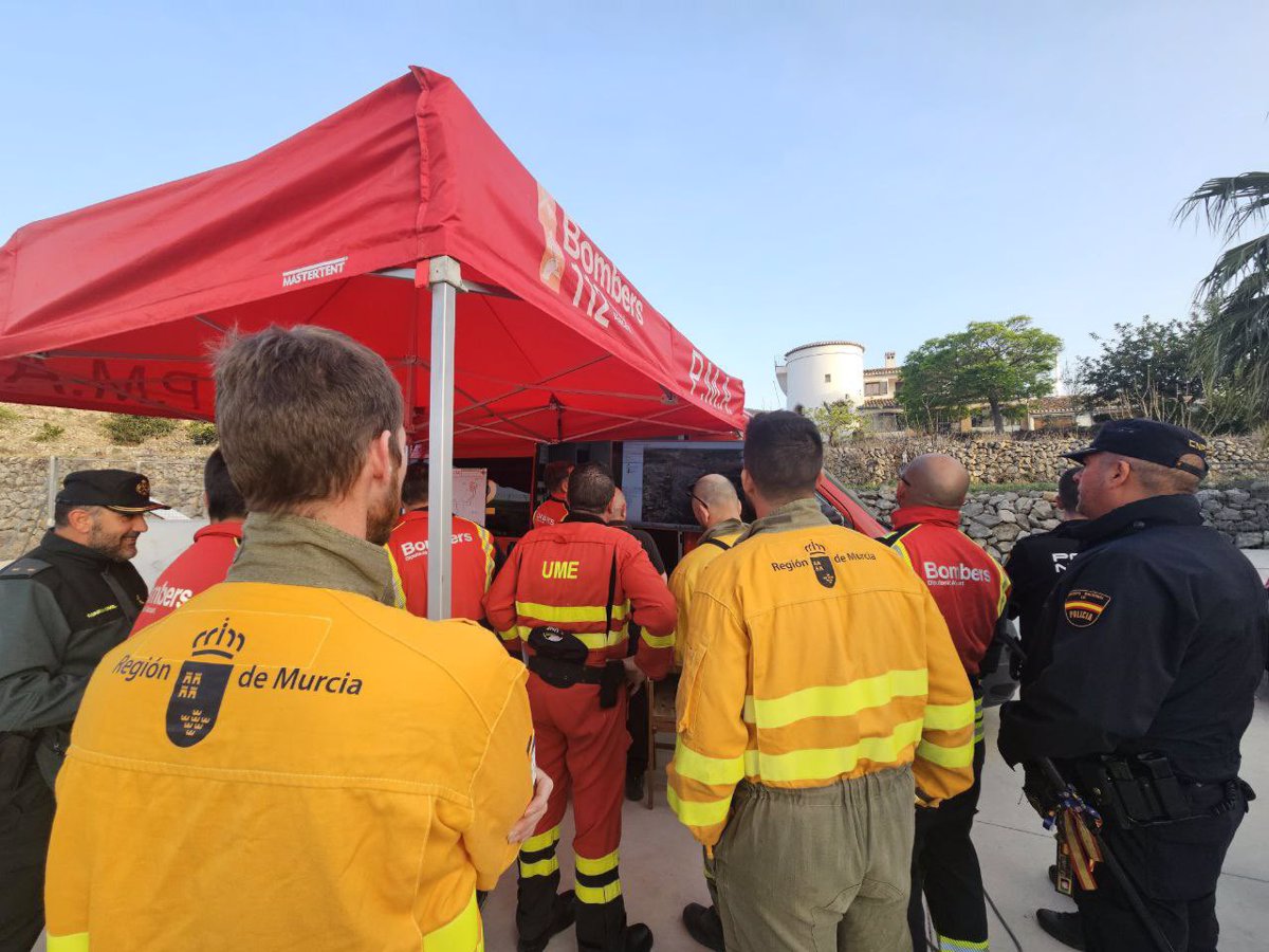 Los efectivos de emergencias enviados por la Región al incendio de Tárbena (Alicante) se elevan a 30