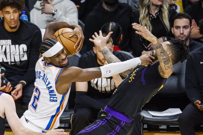 Archivo - 15 January 2024, US, Los Angeles: Oklahoma City Thunder's Shai Gilgeous-Alexander (L) and Los Angeles Lakers' D'Angelo Russell in action during the NBA basketball match between Los Angeles Lakers and Oklahoma City Thunder at Crypto.com Arena. Ph