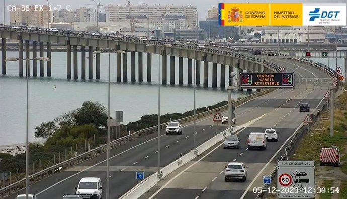 Vehículo circulando por el sentido contrario en la salida del puente Carranza de Cádiz.