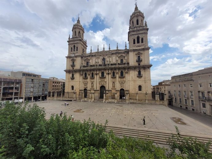 Archivo - Plaza de Santa María de Jaén, presidida por la Catedral.
