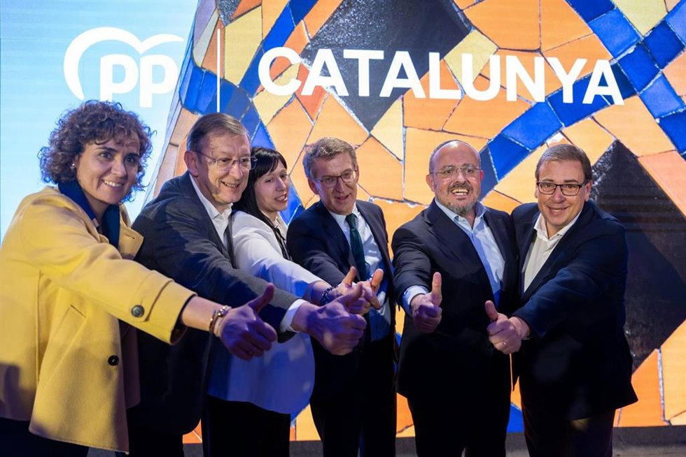 (I-D) El candidato del PP por Tarragona, Pere Lluís Huguet; La candidata del PP por Lleida, Montse Berenguer; el líder del PP, Alberto Núñez Feijóo; El candidato del PP a las elecciones catalanas, Alejandro Fernández y el candidato del PP por Girona, Ja