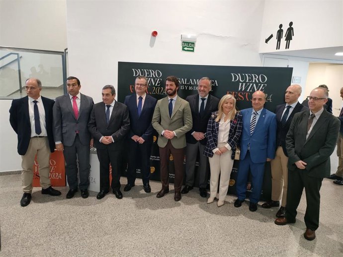 EL vicepresidente de la Junta, Juan García-Gallardo, centro, en la inauguración de 'Duero Wine Fest' en Salamanca