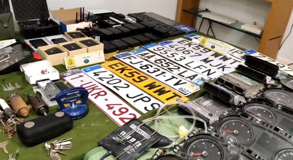 Material intervenido por la Guardia Civil en la desarticulación de una organización criminal dedicada al tráfico ilícito de vehículos