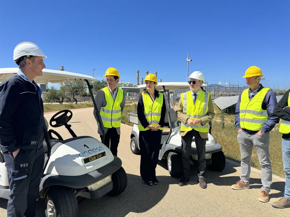 Educación recibe dos vehículos eléctricos de parte de Endesa para el CIFP Politcnic Llevant