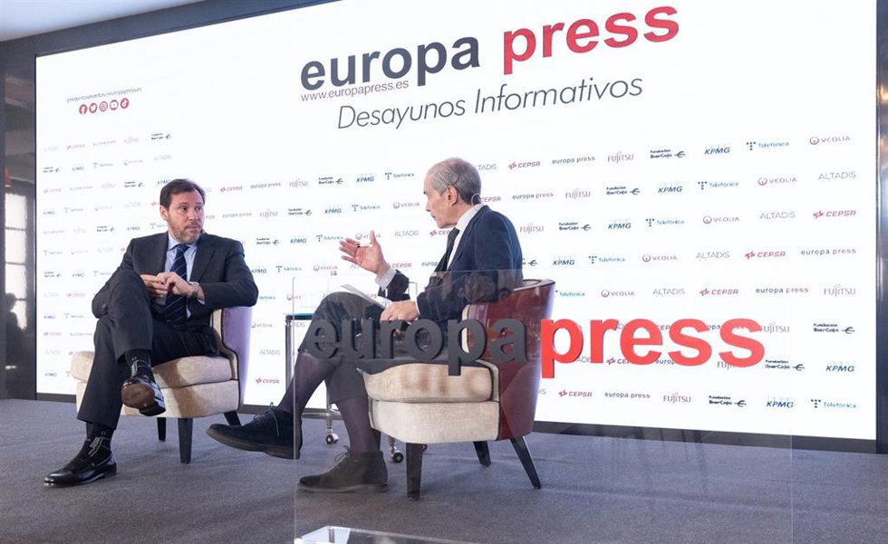El ministro de Transportes y Movilidad Sostenible, Óscar Puente (i) y el director de Europa Press, Javier García Vila (d), intervienen durante un desayuno informativo de Europa Press, en el hotel Rosewood Villa Magna
