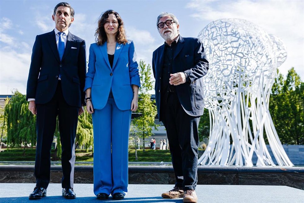 El Presidente De Telefónica, José María Álvarez-Pallete López, Y La Presidenta De La Comunidad, Isabel Díaz Ayuso, Dan La Bienvenida A La Escultura De Jaume Plensa Que Llega Al Distrito Telefónica Para Conmemorar El Primer Centenario De La Compañía